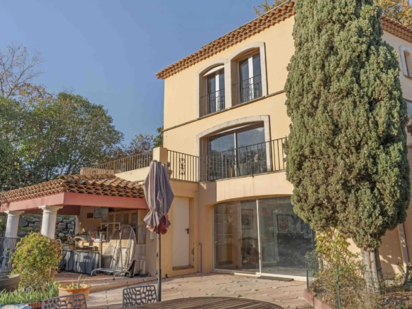5 Bedroom Villa/House in Toulon 28