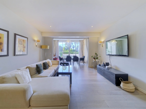 2 Bedroom Apartment in Cannes 12