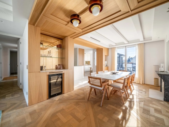 2 Bedroom Apartment in Paris 8th (Golden Triangle - Parc Monceau) 30