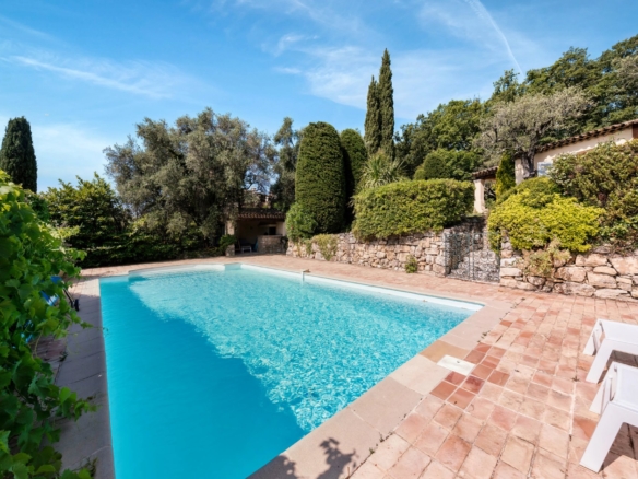 6 Bedroom Villa/House in Le Rouret 30
