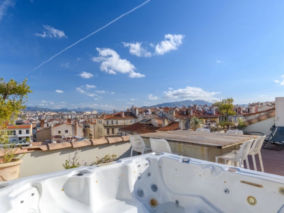 3 Bedroom Apartment in Marseille 10