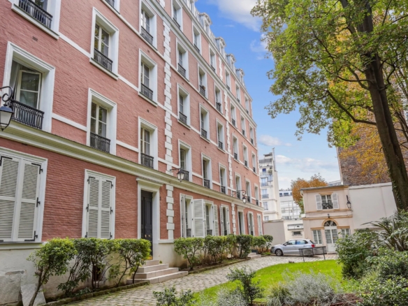 2 Bedroom Apartment in Paris 8th (Golden Triangle - Parc Monceau) 28