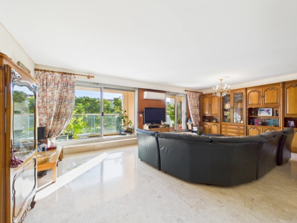 2 Bedroom Apartment in Nice - City 20