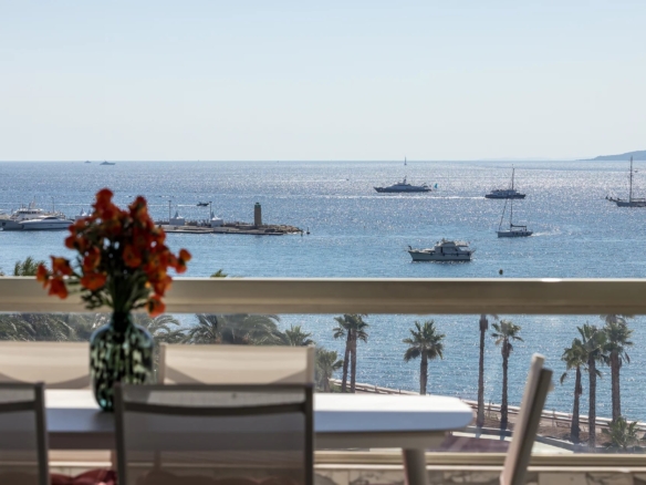 2 Bedroom Apartment in Cannes 32