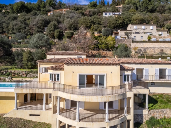 4 Bedroom Villa/House in Speracedes 32