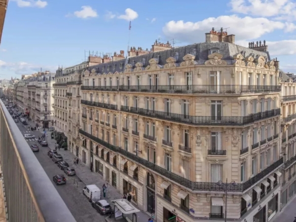 1 Bedroom Apartment in Paris 8th (Golden Triangle - Parc Monceau) 2