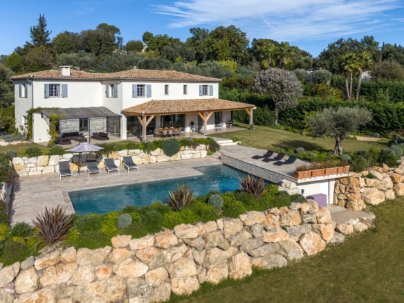 6 Bedroom Villa/House in Roquefort Les Pins 22