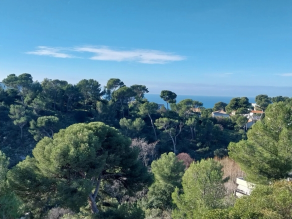 3 Bedroom Apartment in Marseille 22