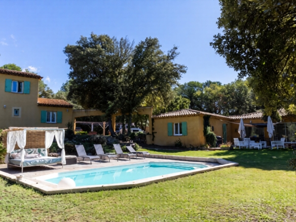 4 Bedroom Villa/House in Rognes 34