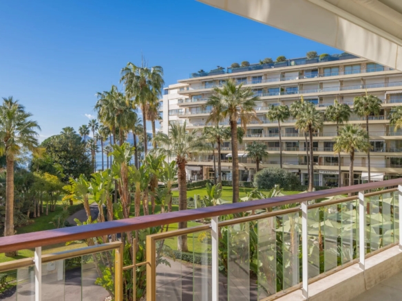 2 Bedroom Apartment in Cannes 28