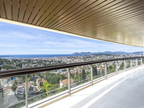 3 Bedroom Apartment in Le Cannet 16