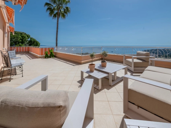 2 Bedroom Apartment in Roquebrune Cap Martin 34