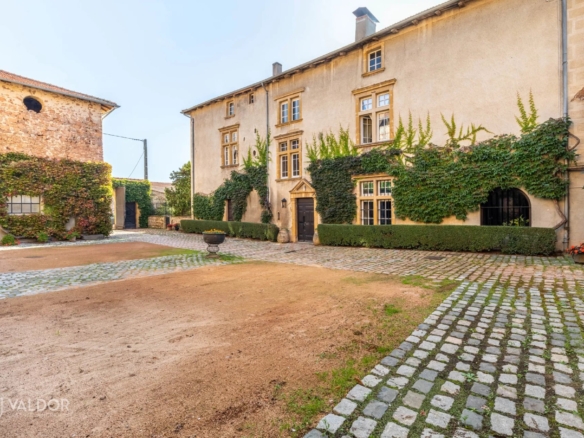 6 Bedroom Villa/House in Amplepuis 36