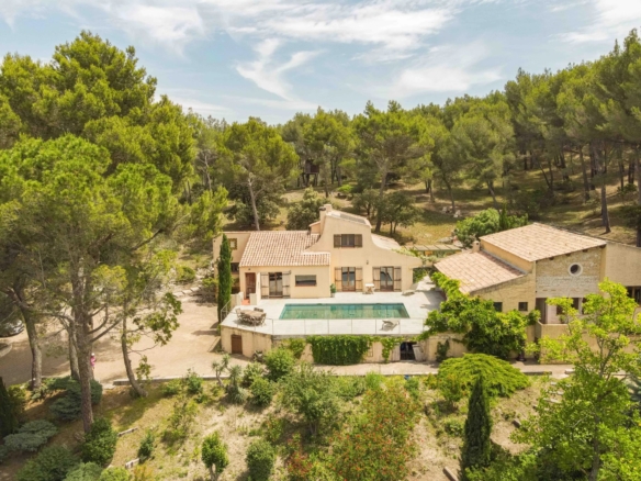 6 Bedroom Villa/House in Simiane Collongue 30