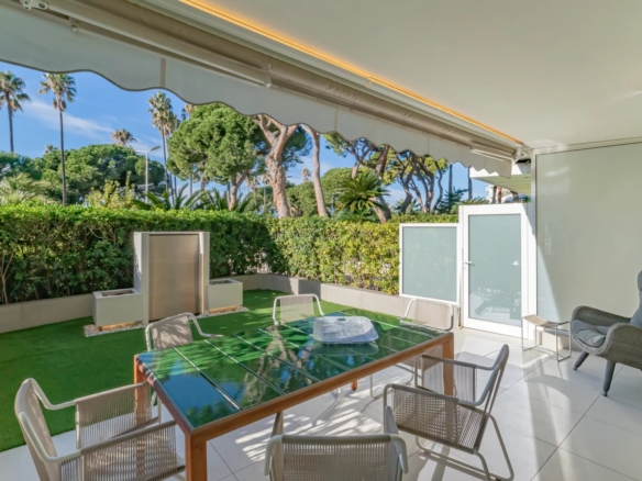 2 Bedroom Apartment in Cannes 2
