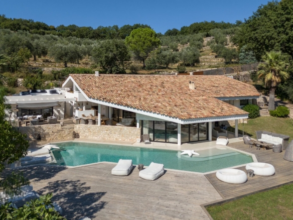 4 Bedroom Villa/House in Le Rouret 2