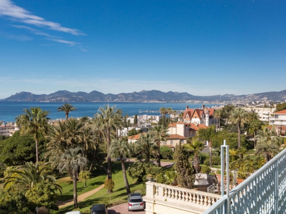 3 Bedroom Apartment in Cannes 14