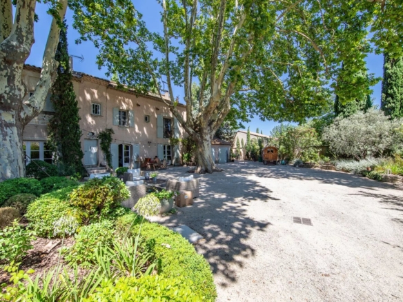 6 Bedroom Villa/House in Paradou 2