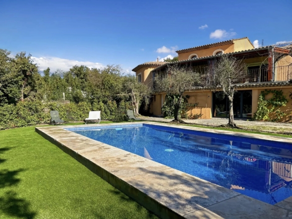 6 Bedroom Villa/House in St Cezaire Sur Siagne 14