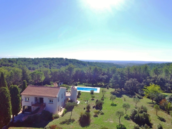 5 Bedroom Villa/House in Nimes 2