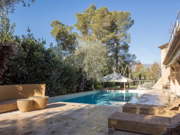 5 Bedroom Villa/House in Roquefort Les Pins 24