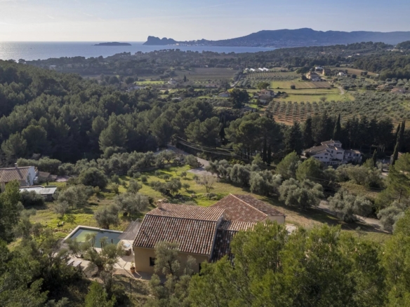 4 Bedroom Villa/House in La Ciotat 2