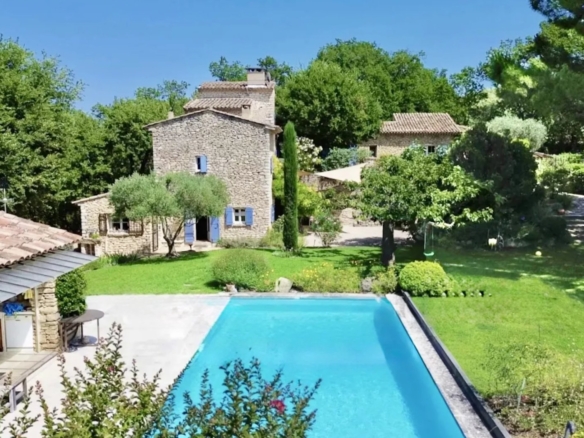 6 Bedroom Villa/House in Gordes 8