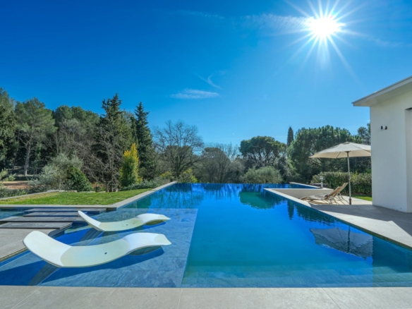 7 Bedroom Villa/House in Roquefort Les Pins 16