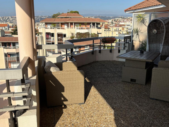 3 Bedroom Apartment in Nice 32