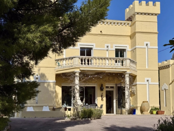 6 Bedroom Castle/Estates in Marseille 16