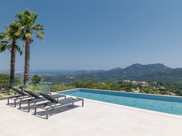 6 Bedroom Villa/House in Les Adrets De L Esterel 6