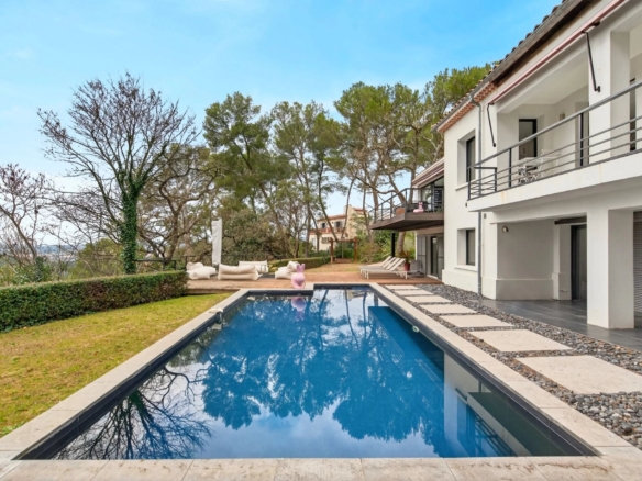 5 Bedroom Villa/House in Aix En Provence 2
