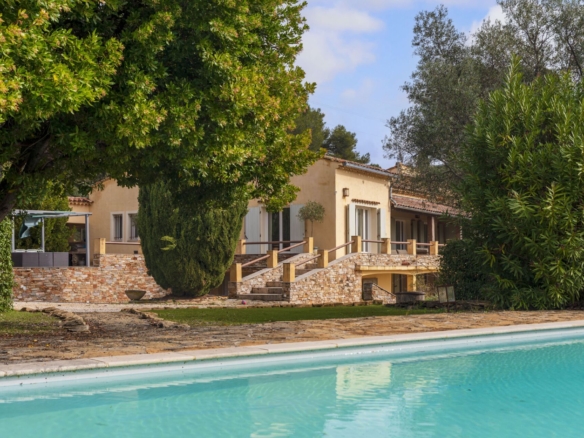 4 Bedroom Villa/House in Le Castellet 32