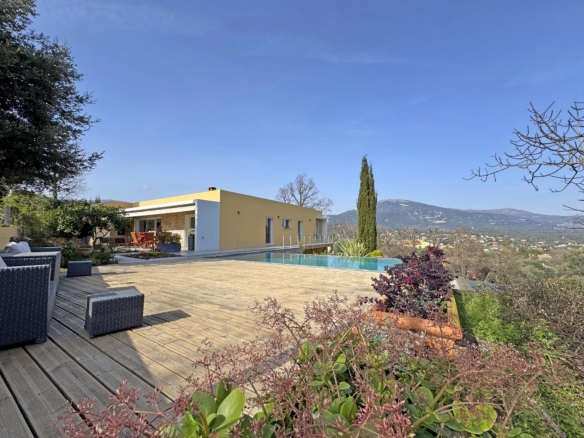 4 Bedroom Villa/House in Le Rouret 32