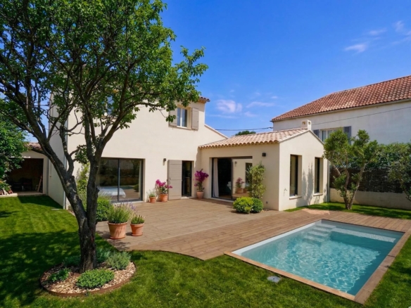 3 Bedroom Villa/House in St Remy De Provence 2
