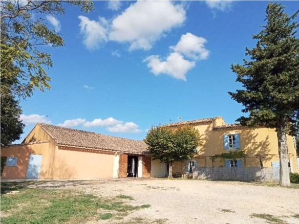 4 Bedroom Vineyard in Cairanne 14