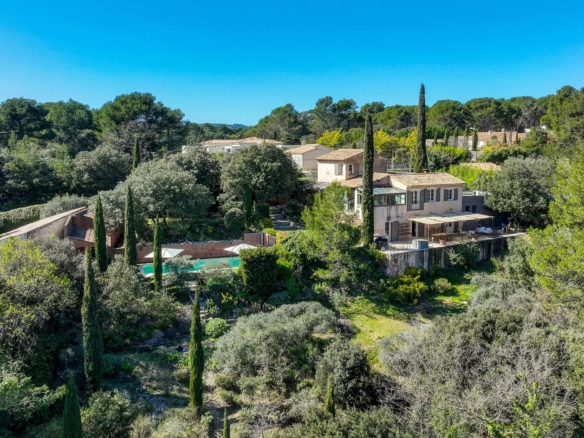 4 Bedroom Villa/House in Puget 12