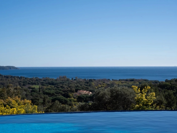 4 Bedroom Villa/House in Cavalaire Sur Mer 2