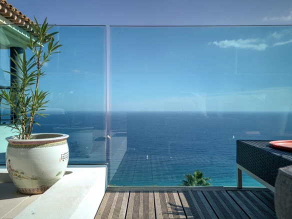 4 Bedroom Villa/House in Eze 2