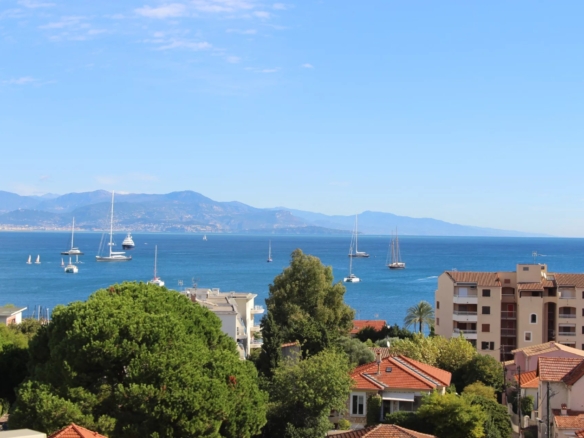 2 Bedroom Apartment in Antibes 6