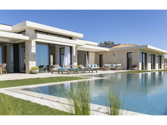 7 Bedroom Villa/House in Roquefort Les Pins 2