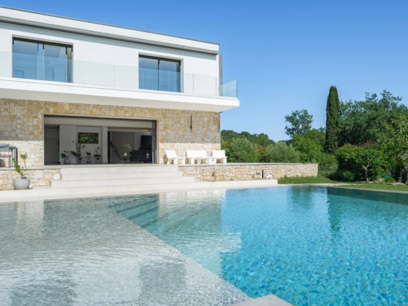 5 Bedroom Villa/House in Valbonne 2