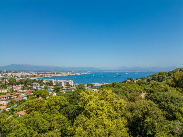 3 Bedroom Apartment in Antibes 2