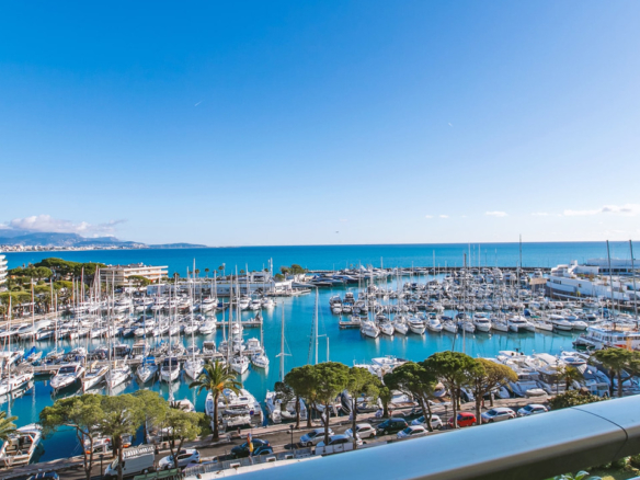 2 Bedroom Apartment in Villeneuve Loubet 8