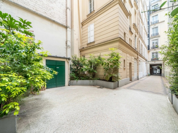2 Bedroom Apartment in Paris 8th (Golden Triangle - Parc Monceau) 2