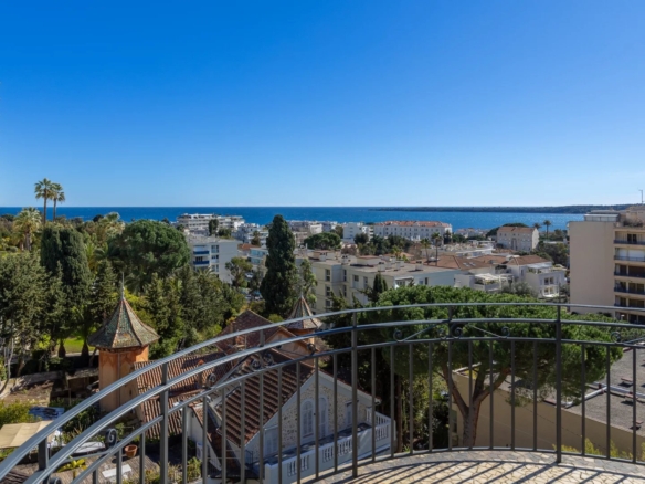 2 Bedroom Apartment in Cannes 20