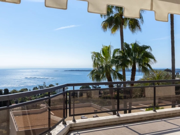 2 Bedroom Apartment in Cannes 8