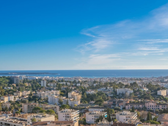 3 Bedroom Apartment in Le Cannet 26