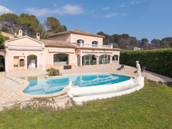 5 Bedroom Villa/House in Roquefort Les Pins 12