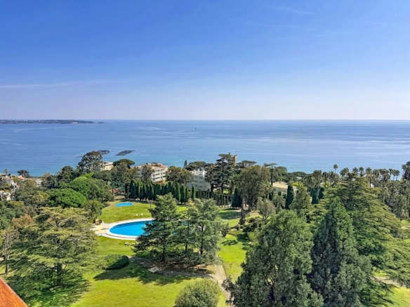 2 Bedroom Apartment in Cannes 2